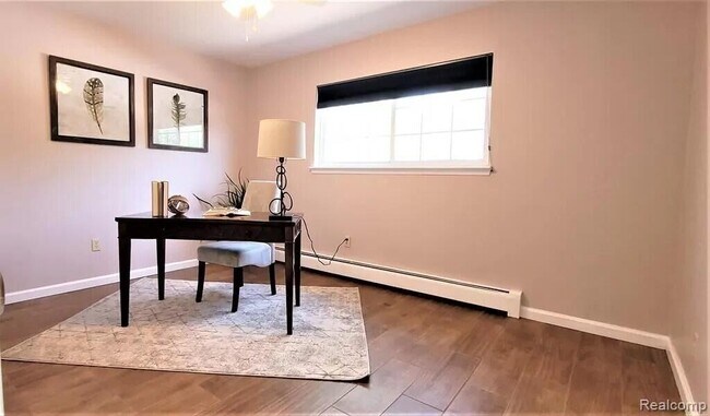 Building Photo - 2445 Torquay Ave