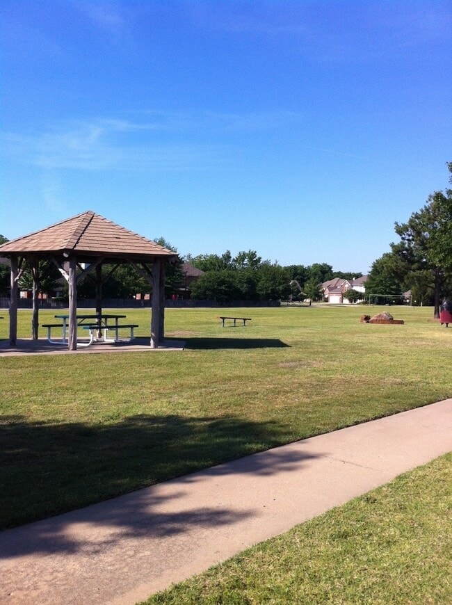 Building Photo - 3 Bedroom Plus Office in Stone Mill! Great open floor plan, huge kitchen!