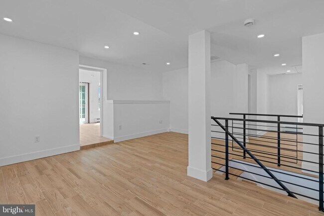 Building Photo - 122 E Richardson Ave