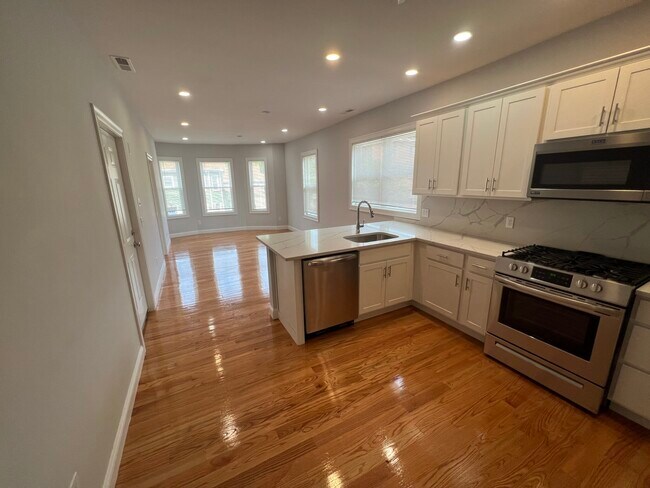 Building Photo - 126 Cross St