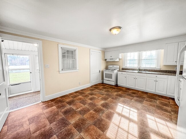 Building Photo - Charming older home in a peaceful, quiet neighborhood