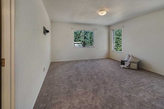 Building Photo - Must see! Spacious 3bd 2bath Ready for Imm...