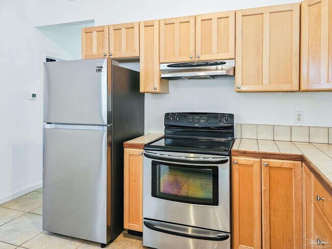 Building Photo - 919 E La Rua St