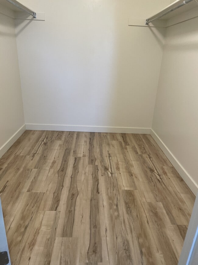 Building Photo - 89 S Valley Dr