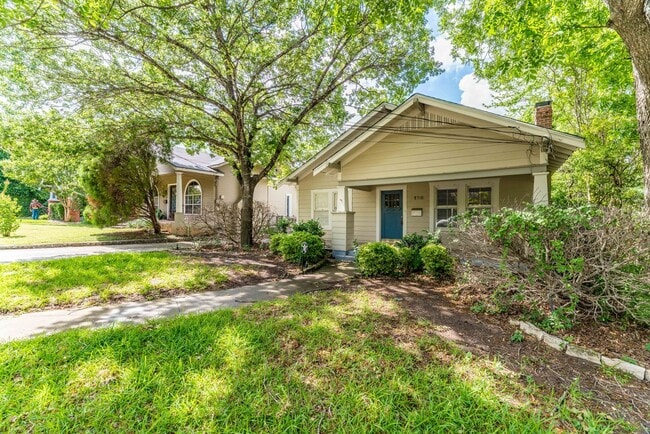 Building Photo - Alamo Heights Cottage