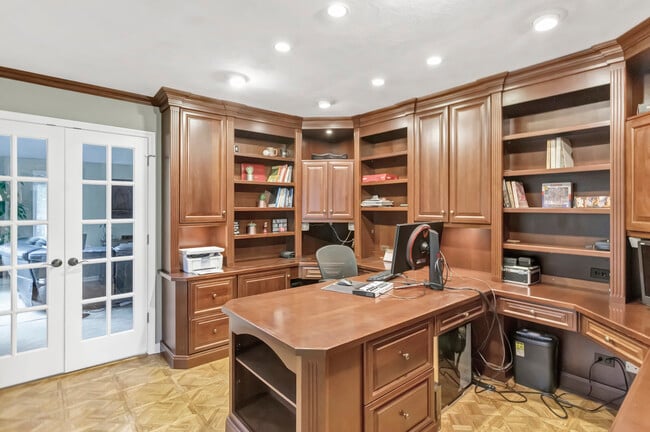 Building Photo - 985 Chapel Ct N