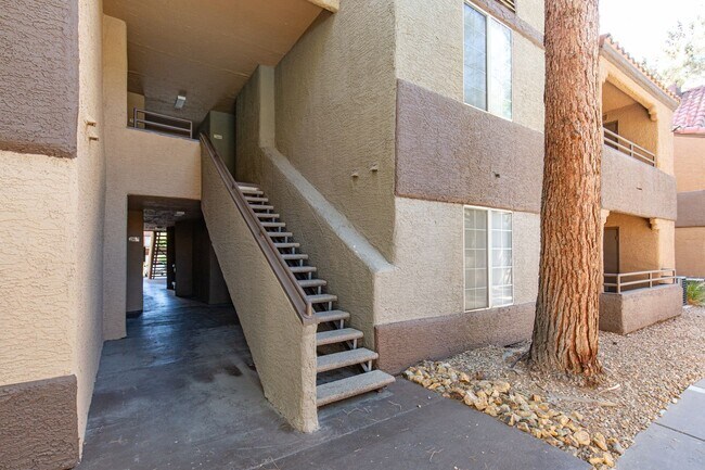 Building Photo - Second story unit overlooking pool in luxu...