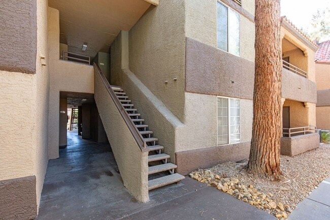 Building Photo - Second story unit overlooking pool in luxury Canyon Gate guard gated community