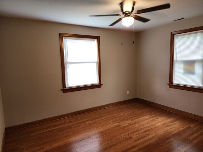 Building Photo - Updated 2 Bedroom, 1 bath with Large Backy...