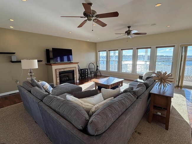 Building Photo - 802 N Harvard Ave