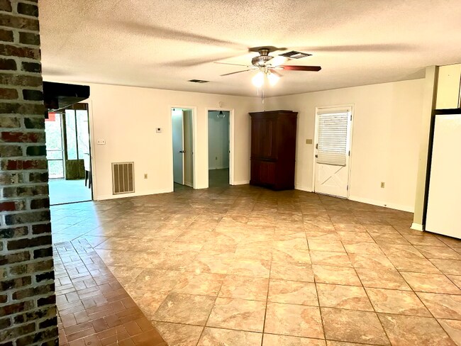 Building Photo - 35059 Oakridge Ave