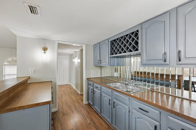 Building Photo - 3454 Livingston Ln