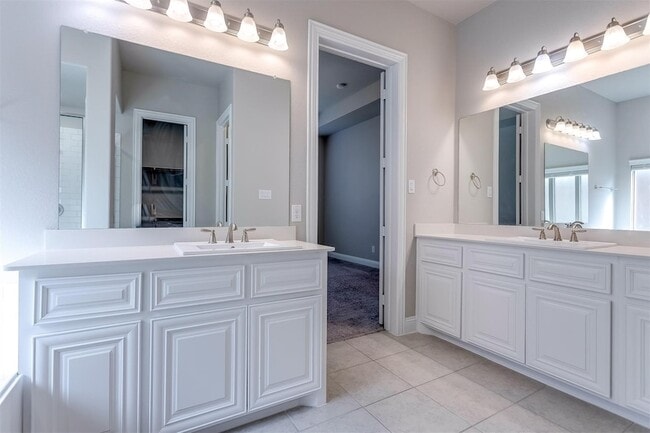 Building Photo - 3323 Royal Ridge Dr