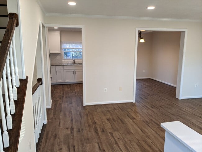 Building Photo - Renovated townhouse in established Frederick neighborhood ready mid February!