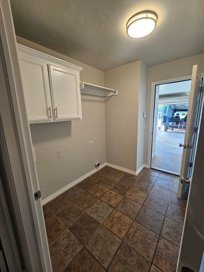 Building Photo - First Month Free!  Recently Remodeled!