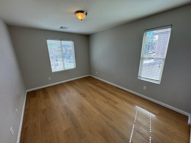 Building Photo - 235 Moonshot St