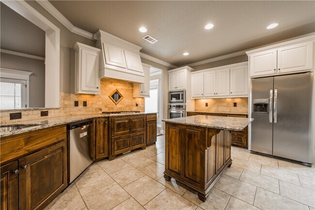 Building Photo - 6101 W Woodbine Dr