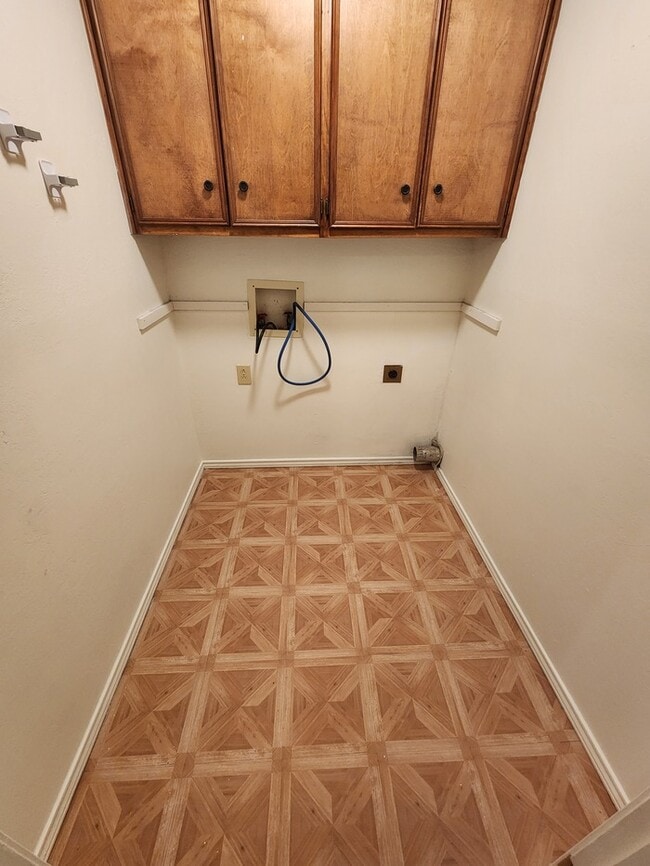 Building Photo - 3 bed 2 bath duplex
