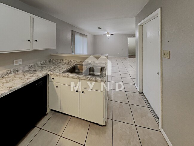 Building Photo - 3818 Heatherbrook Dr