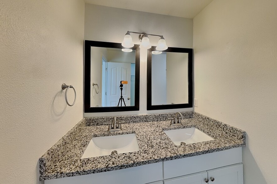 Building Photo - 40 N Amanda Dr