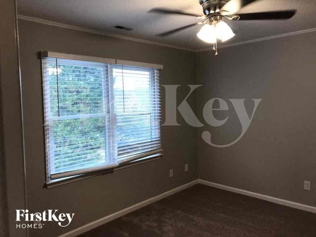 Building Photo - 3220 Ivy Creek Rd