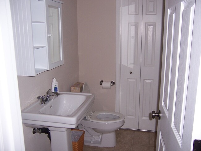 Building Photo - Available Now: 4 Bedroom Home in Willamette Landing