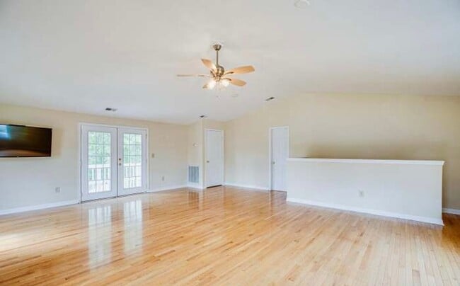 Building Photo - Coming Soon: 4BR Fredericksburg Home with ...