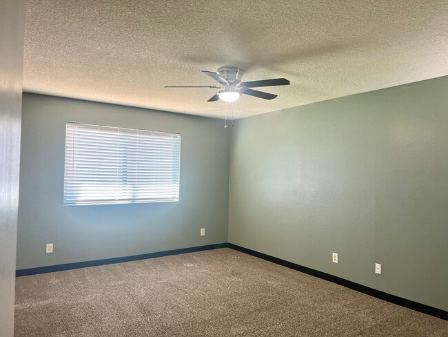 Building Photo - 1310 E Buckhorn Dr