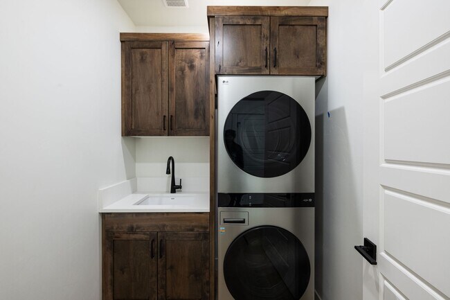 Building Photo - TWIN HOME FOR RENT IN SUGAR CITY - 3 BEDROOMS 2 FULL BATHROOMS