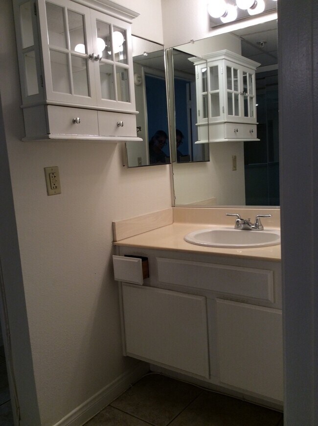 Building Photo - 1 Bedroom, 1 Bathroom North Hollywood Condominium for Lease!