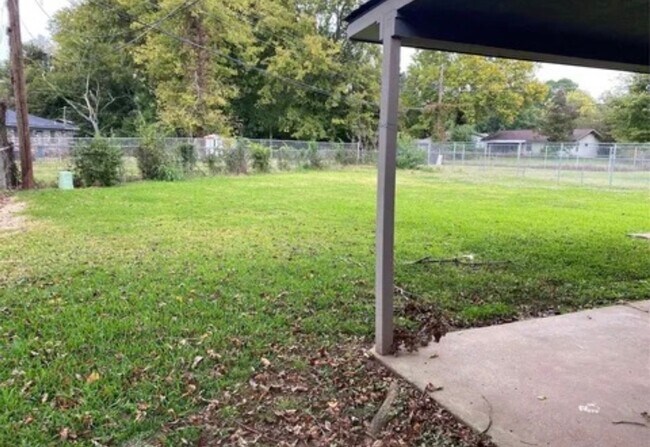 Building Photo - Housing voucher Accepted!