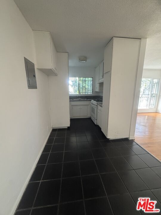 Building Photo - 4106 Rosewood Ave