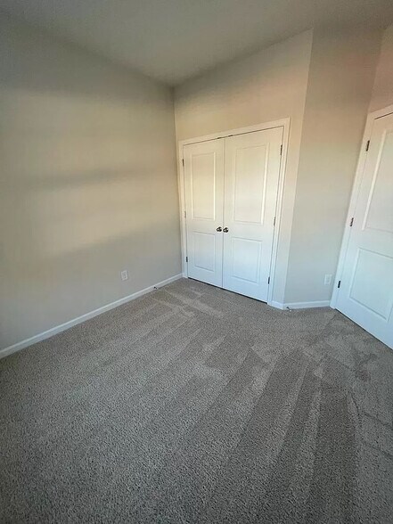 Building Photo - Room in Townhome on Johns Walk Way