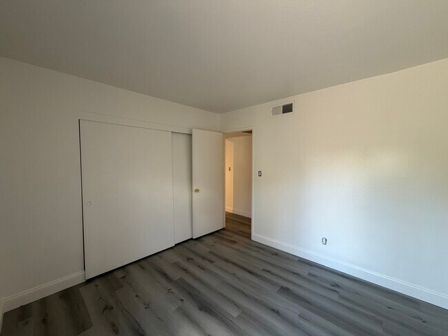 Building Photo - Carry Over Showing: This property has been shown before and will be rented to the first most qual...