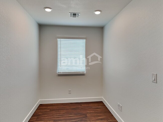 Building Photo - 6622 S 42nd Ln