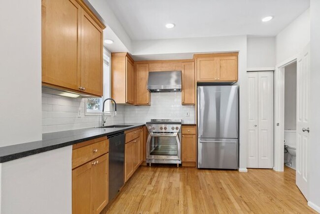Building Photo - Charming AIR CONDITIONED Alki Townhome