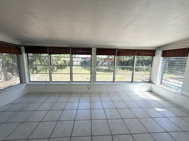 Building Photo - 1947 Summerfield Rd