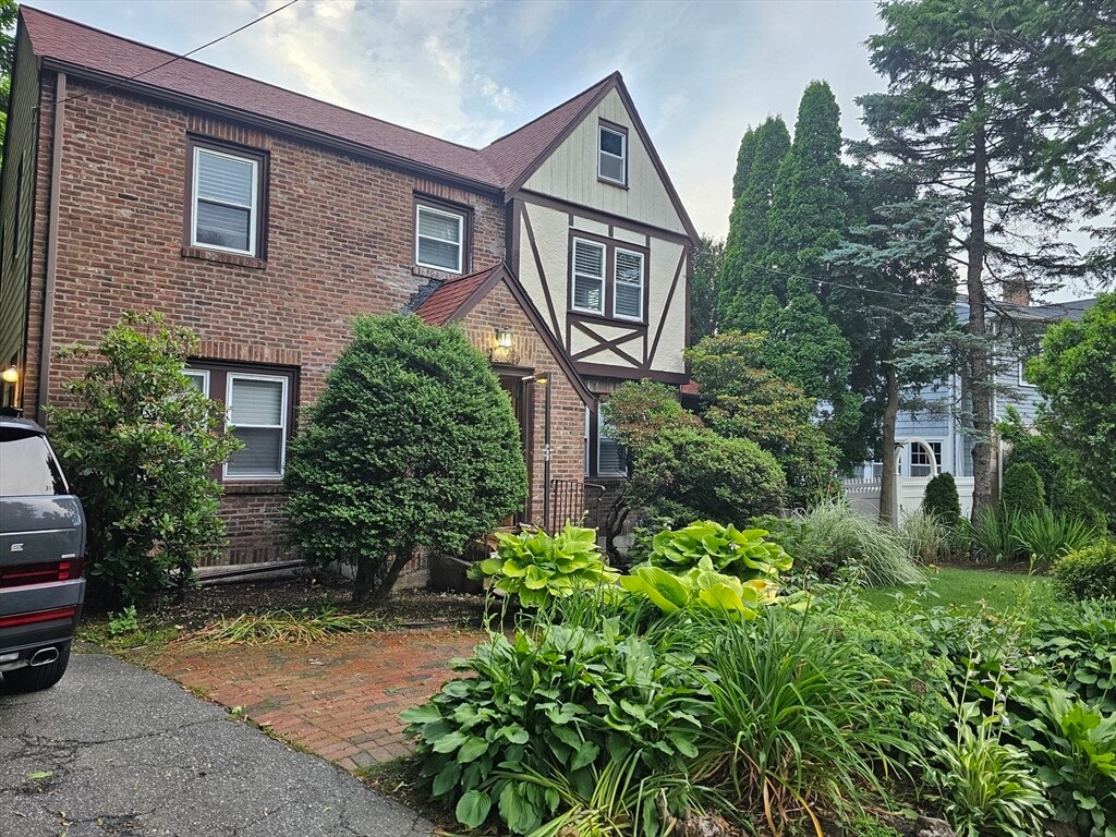 Building Photo - 419 Pond St