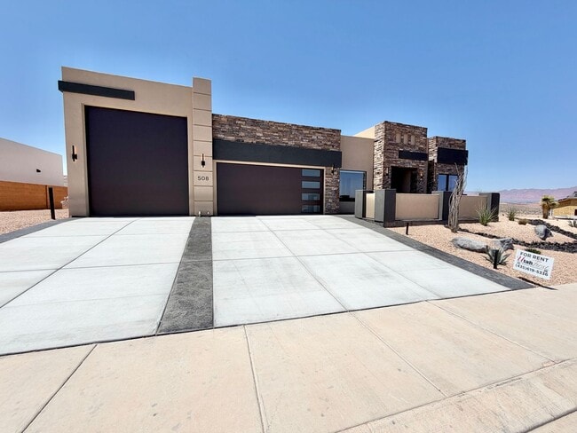 Building Photo - Beautiful Single-Level Home with Trail Access & Stunning Views!!! Pet Friendly!