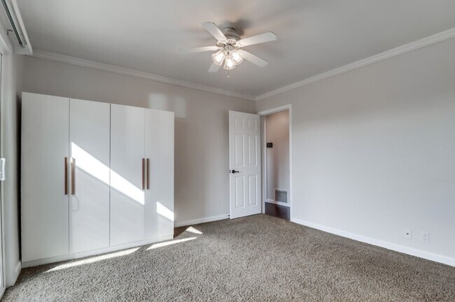 Building Photo - Pristine 4 bedroom, 2 bath, single level h...