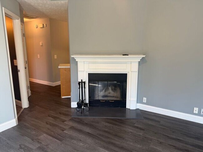 Building Photo - Cute Two Bedroom House in Donelson - Garage & Fenced Backyard