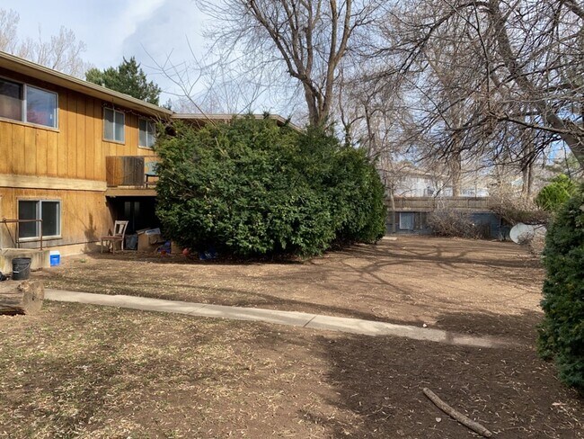 Building Photo - STUDENTS WELCOME! Sprawling 6 Bed / 3 Bath Home Near College and Drake