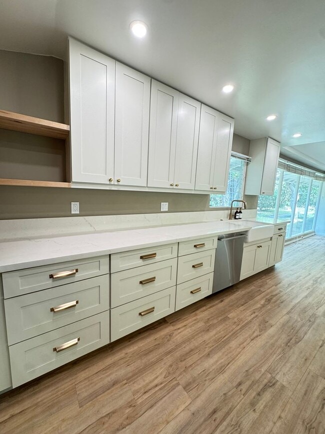 Building Photo - 3 BED, 2 BATH, 2 Parking with AC- Kalani Iki Estates