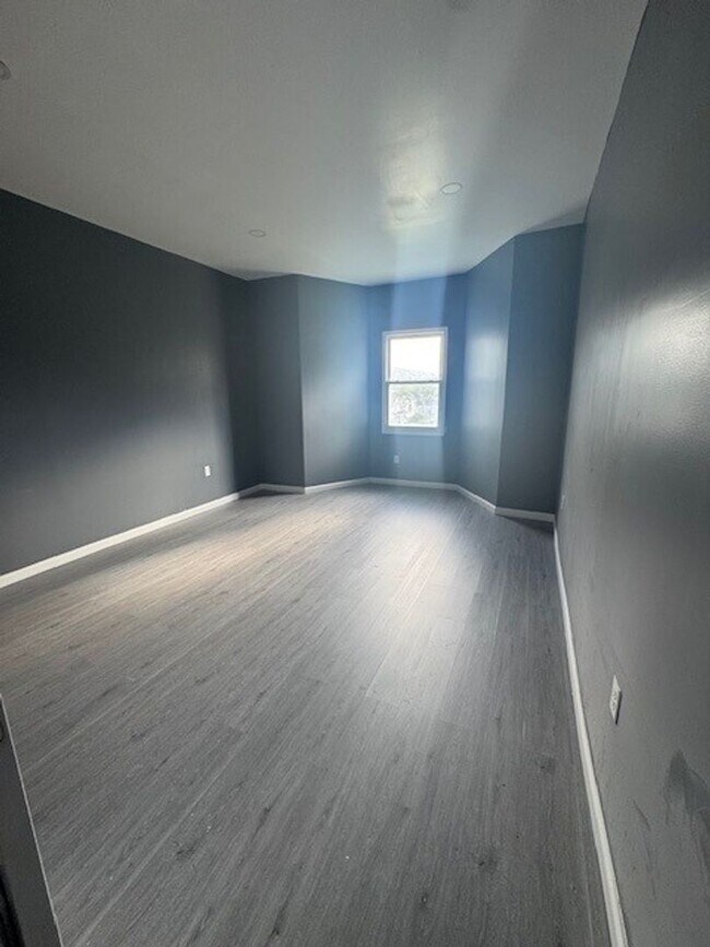 Building Photo - 116 E Ridge St