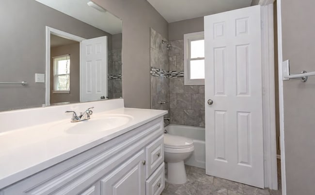 Building Photo - Welcome home to this updated 3 bedroom, 1 bath residence offering modern finishes!