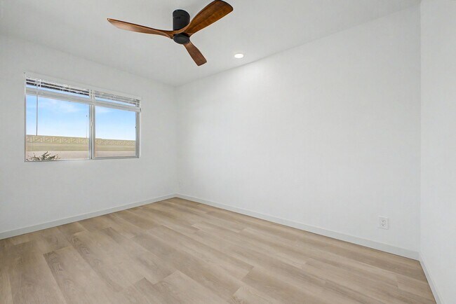Building Photo - Remodeled 3BR End Unit Townhome in South Tempe | Private Yard + Covered Parking