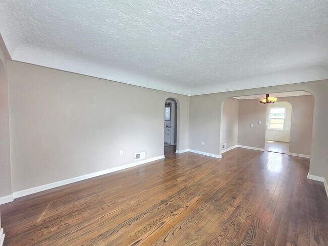 Building Photo - $1,725 - 2 Bed / 1 Bath Charming Home in Spokane Valley