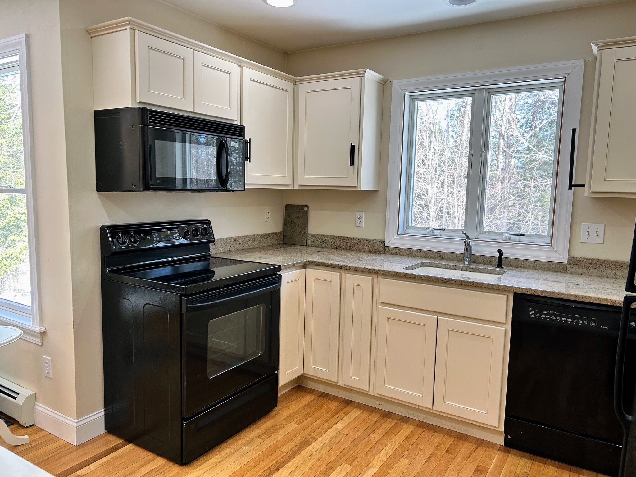 Kitchen with granite counters & electric appliances - 4 Evergreen Dr