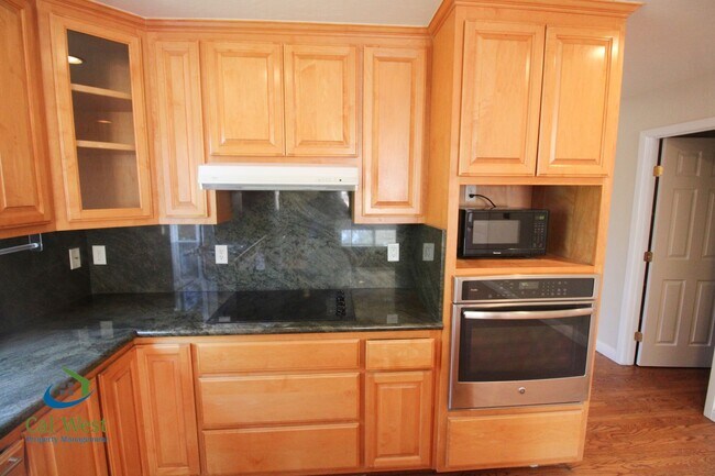 Building Photo - $4895 - Large beautiful 3/2 Home located i...