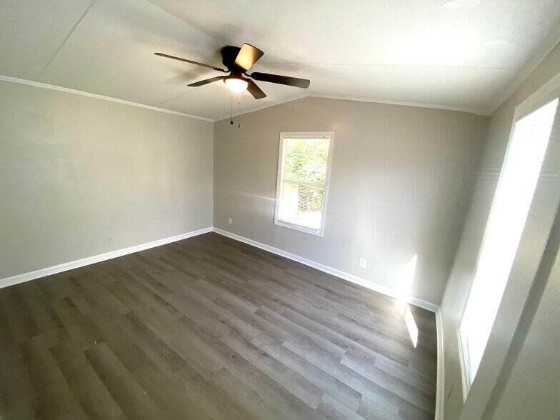 Building Photo - 102 Persimmon Dr